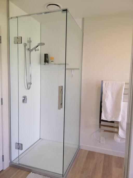 Purangi Waterfront Retreat - 2 Bedroom Cooks Beach Екстер'єр фото
